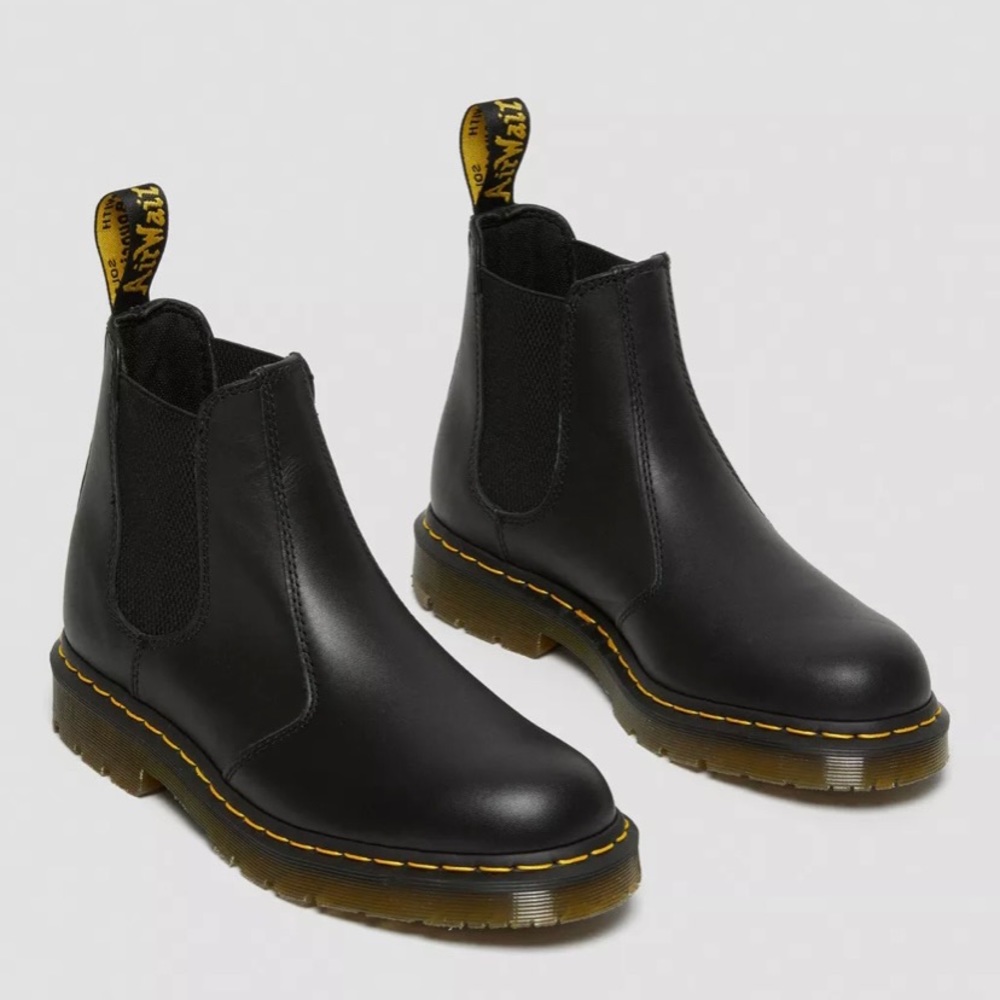 2976 Dr. Martens Chelsea Boots